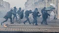 Manifestantes durante un enfrentamiento con la Policía en Nantes, Francia (23/03/2023)