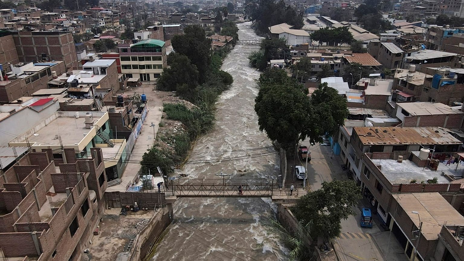 Il fiume Rimac in piena a Lima