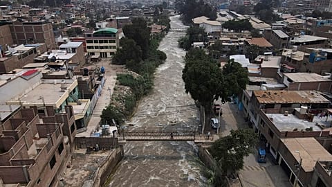Il fiume Rimac in piena a Lima