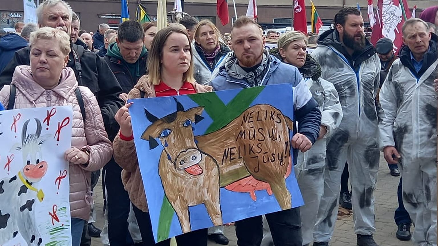 The farmers held up hand made signs criticising the sorry state of affairs.