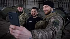 Zelenski haciéndose selfis con unos soldados