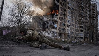 Украинский военный в Авдеевке после российского авиаудара