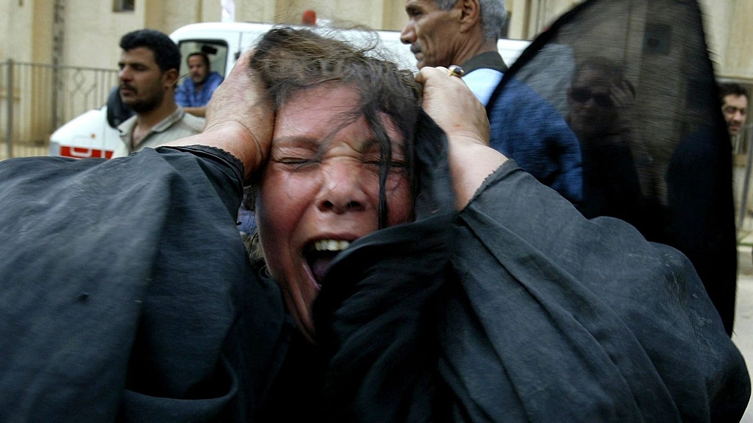 یک زن عراقی در آوریل ۲۰۰۳ در بغداد به همراه شوهر و پسر مجروح خود به بیمارستان می‌رسد.