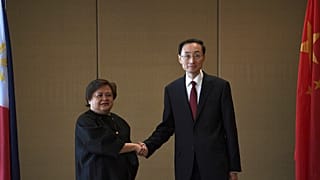 Filipinler Dışişleri Bakanlığı İkili İlişkiler ve Asya İşlerinden Sorumlu Müsteşarı Theresa Lazaro (sol), Çin Dışişleri Bakan Yardımcısı Sun Weidong