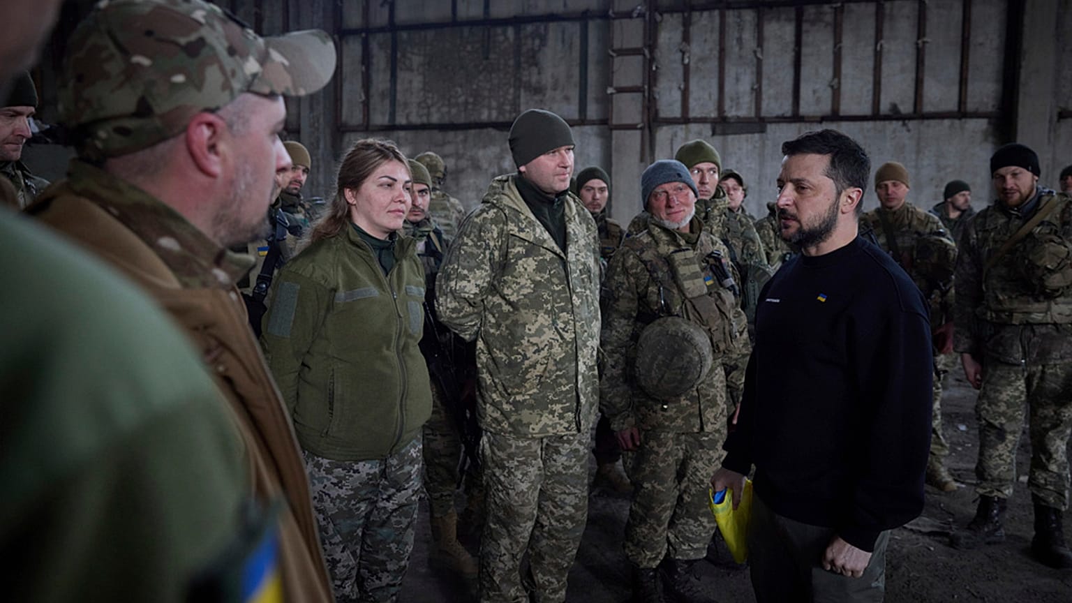 Sur cette photo, Volodymyr Zelensky rend visite à des soldats dans la région de Donetsk près de Bakhmout, mercredi 22 mars 2023