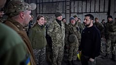 Sur cette photo, Volodymyr Zelensky rend visite à des soldats dans la région de Donetsk près de Bakhmout, mercredi 22 mars 2023