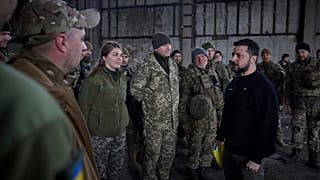 Sur cette photo, Volodymyr Zelensky rend visite à des soldats dans la région de Donetsk près de Bakhmout, mercredi 22 mars 2023