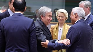 O PM de Portugal, António Costa (dir) cumprimenta o Secretário-geral da ONU, António Guterres, que participou num almoço de trabalho durante a cimeira da UE, em Bruxelass