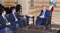 رئيس الوزراء اللبناني المؤقت نجيب ميقاتي يلتقي بوفد من صندوق النقد الدولي في القصر الحكومي في بيروت في 23 مارس 2023