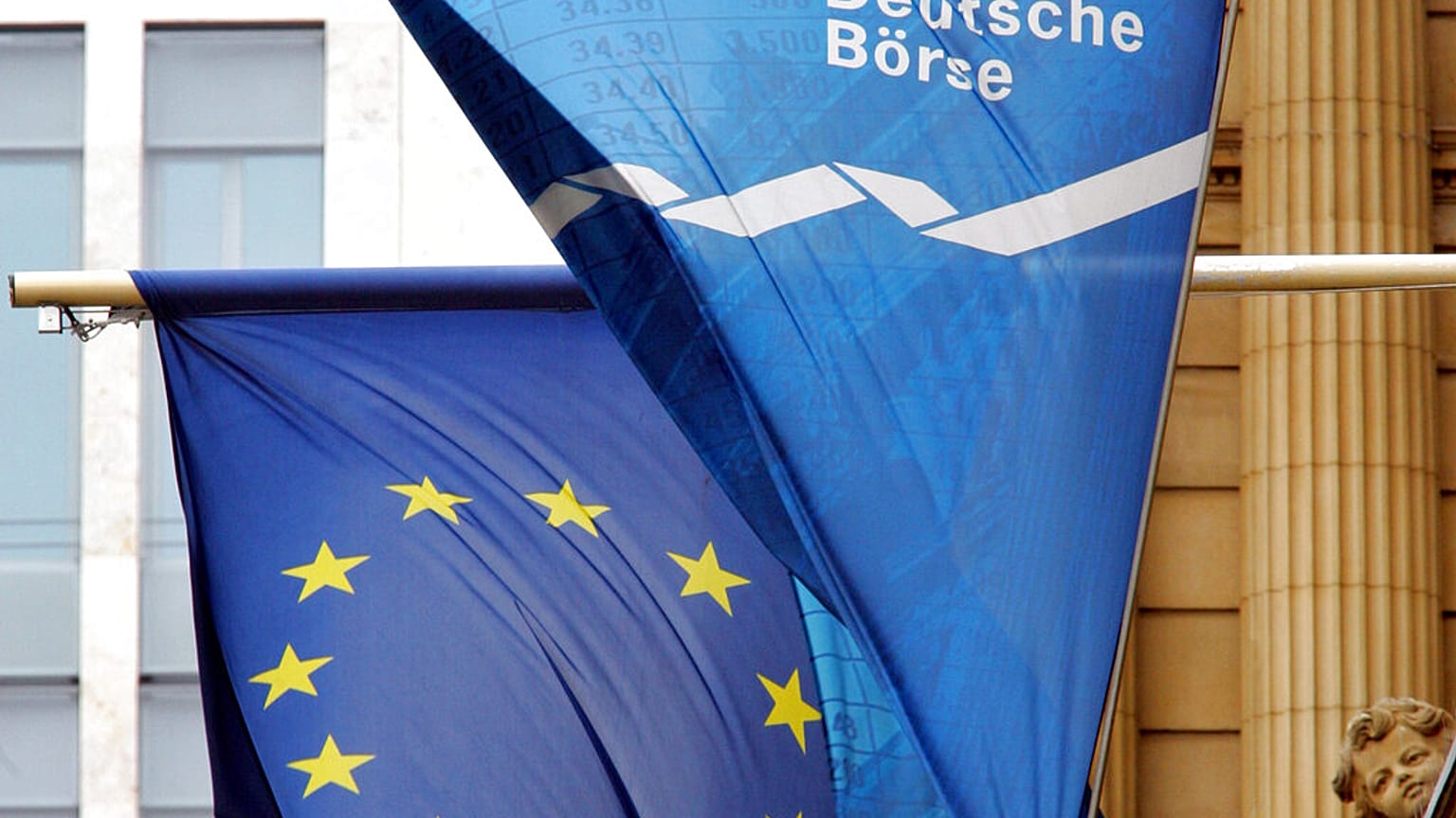 Az európai zászló és a német börze zászlaja a frankfurti tőzsde épületén