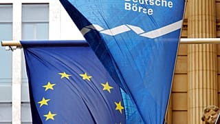 Az európai zászló és a német börze zászlaja a frankfurti tőzsde épületén