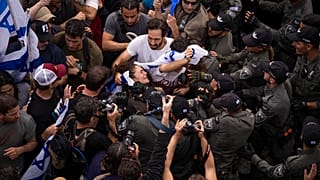 تشتبك الشرطة الإسرائيلية مع متظاهرين خلال احتجاج على خطط حكومة رئيس الوزراء بنيامين نتنياهو لإصلاح النظام القضائي. تل أبيب، إسرائيل، الخميس، 23 مارس/آذار 2023 