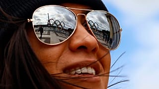 Die Olympischen Ringe spiegeln sich in einer Sonnenbrille