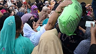 تجمع مئات الأشخاص في نقاط توزيع المساعدات الغذائية التي تقدمها دولة باكستان