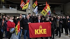 Ο Δημήτρης Κουτσούμπας με την αντιπροσωπεία του ΚΚΕ στο Παρίσι