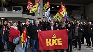 Ο Δημήτρης Κουτσούμπας με την αντιπροσωπεία του ΚΚΕ στο Παρίσι