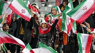 المشجعات يرفعن الأعلام الإيرانية ملعب آزادي بطهران في 23 مارس 2023.