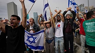 Manifestantes bloqueiam uma auto-estrada durante um protesto contra planos do governo do primeiro-ministro Benjamin Netanyahu para reformar o sistema judicial,