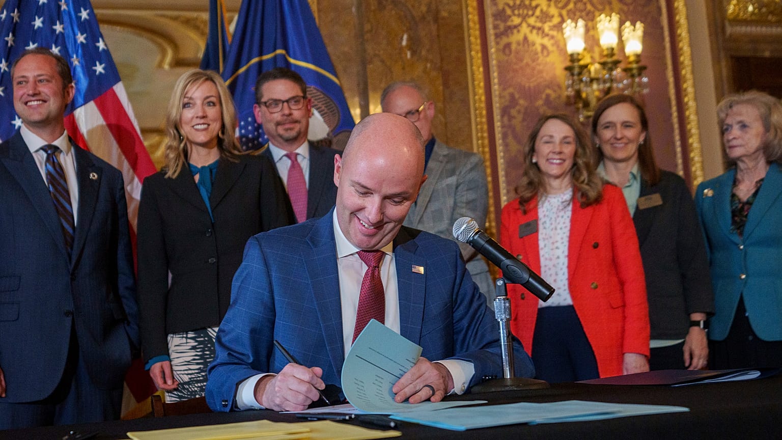 Utah állam kormányzója aláírja az új törvényt
