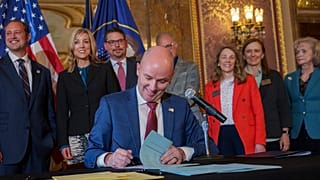 Utah állam kormányzója aláírja az új törvényt