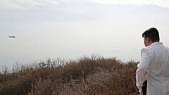 Ο ηγέτης της Βόρειας Κορέας Κιμ Γιονγκ Ουν παρακολουθεί την εκτόξευση πυραύλου κατά τη διάρκεια στρατιωτικής άσκησης