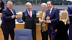 Ο Νίκος Χριστοδουλίδης με την Ούρσουλα φον Ντερ Λάιεν και τον Αντόνιο Γκουτέρες στη σύνοδο κορυφής της ΕΕ στις Βρυξέλλες 