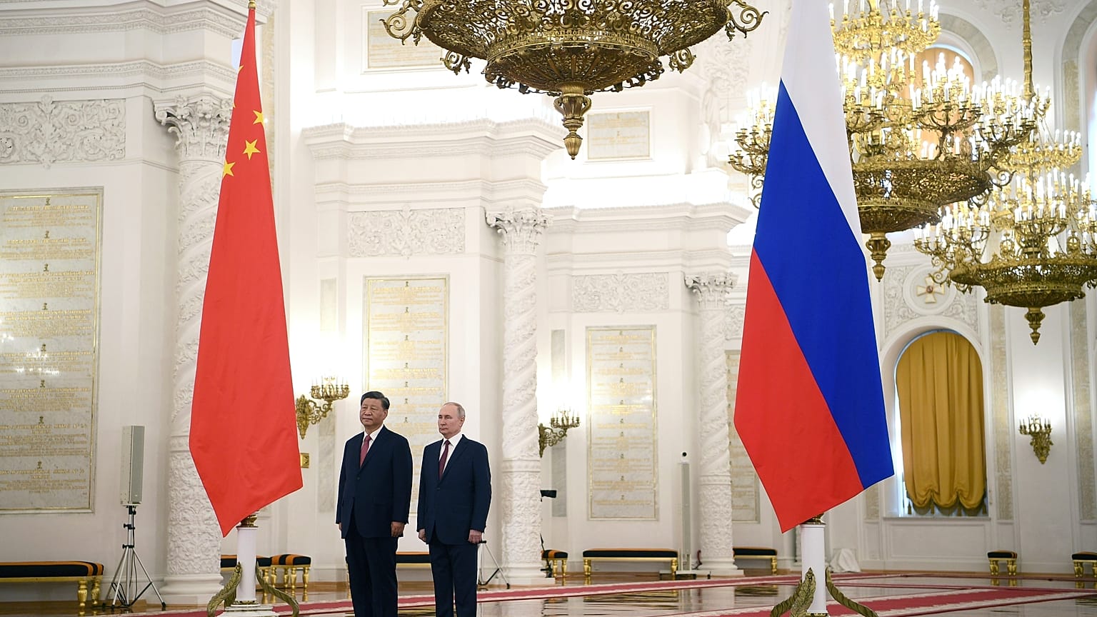 Wie Playmobil-Figuren: Xi Jinping und Putin unter enormen Flaggen im Kreml 