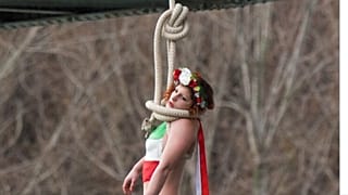  الناشطة في فيمين، سارة قسطنطين، شنقت بحبل يشبه حبل المشنقة من جسر في باريس للفت الانتباه إلى العدد الكبير من الإعدامات في إيران، 28 يناير 2016  