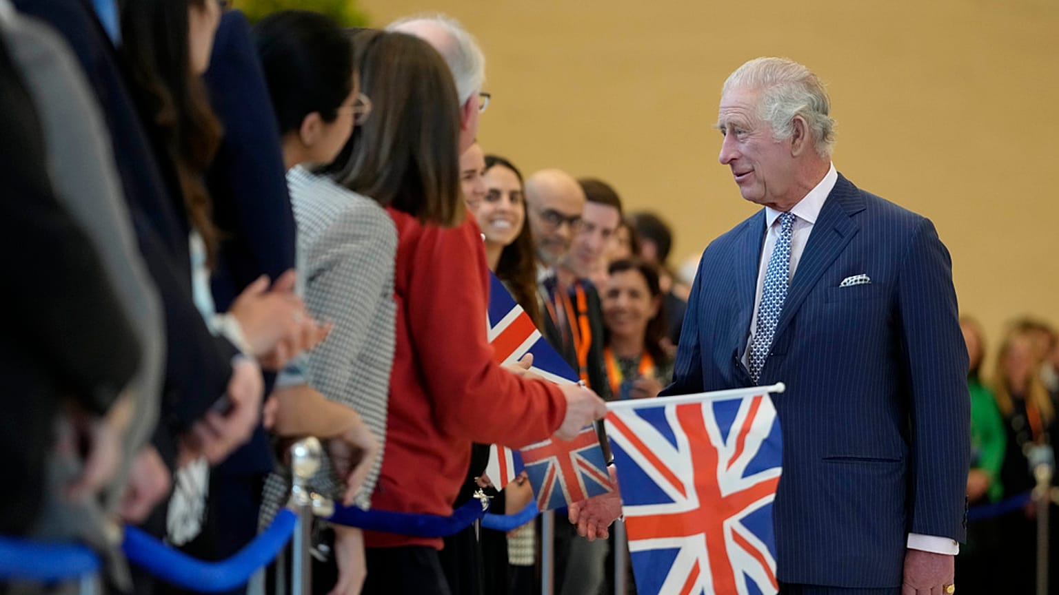 Carlos III de Inglaterra restrasa su visita al continente por los altercados en Francia