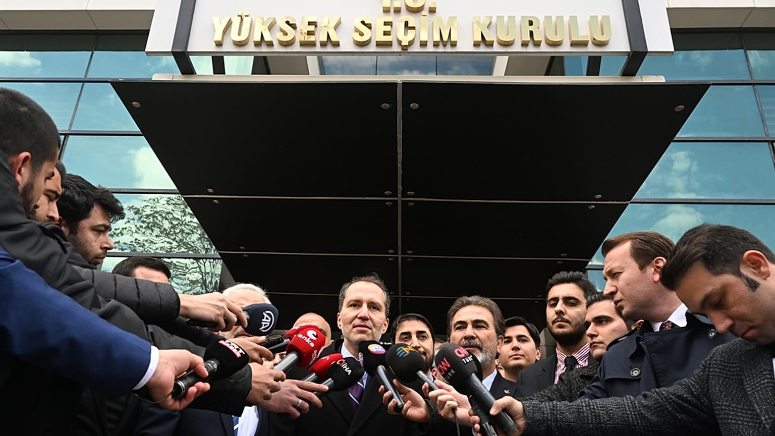 Fatih Erbakan Yüksek Seçim Kurulu Merkezi önünde