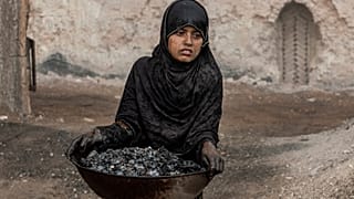 یک دختر ۹ ساله افغان در یک کارخانه آجرپزی در حومه کابل، افغانستان