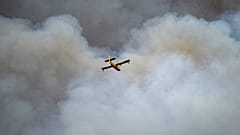 Ein Löschflugzeug beim Einsatz über San Agustin