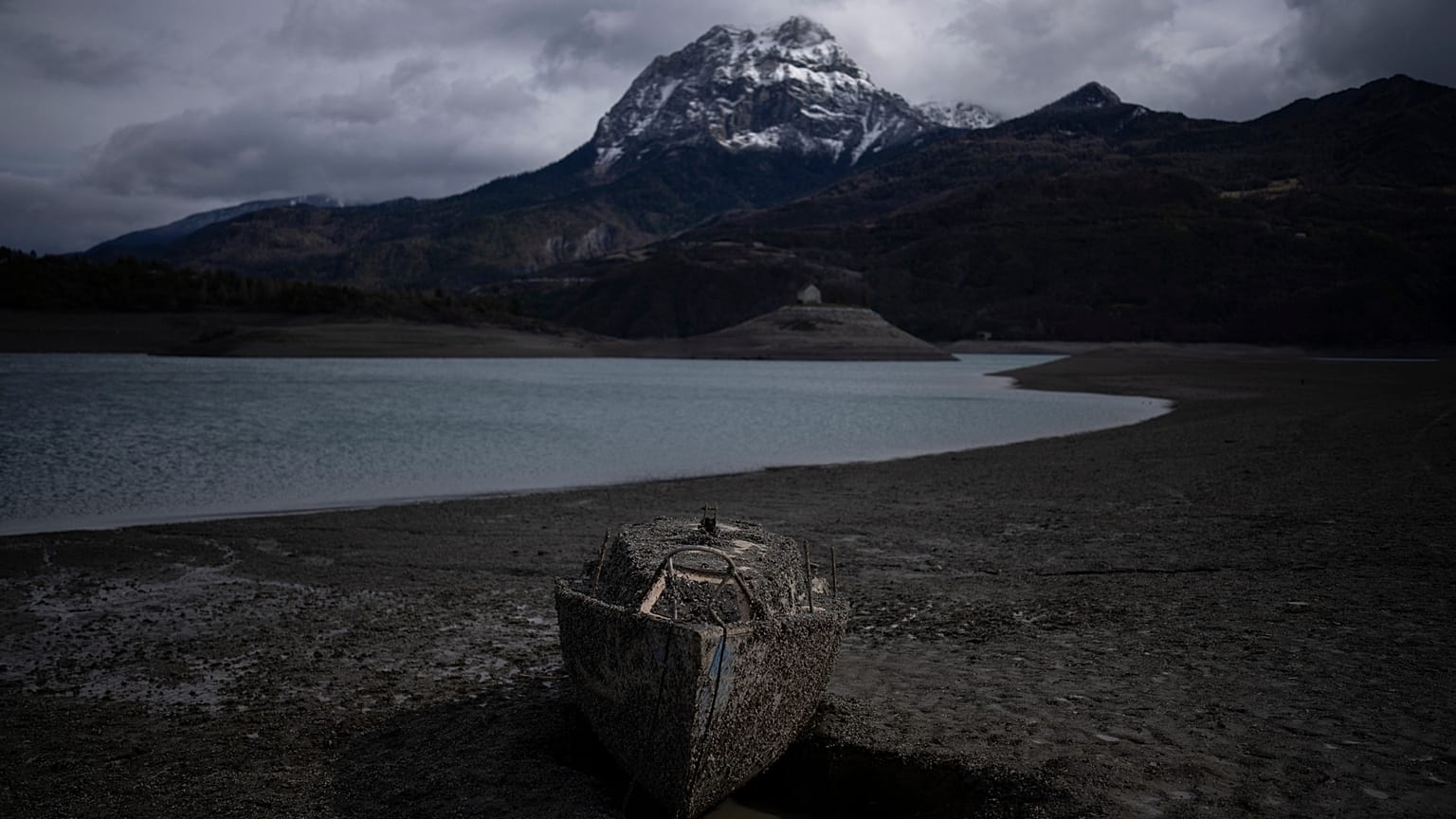 Un voilier coulé au-dessus de la ligne de flottaison sur le lac de Serre-Poncon, dans le sud de la France.