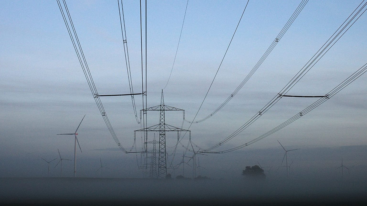 Turbine eoliche e tralicci dell'elettricità vicino a Muencheberg, Germania