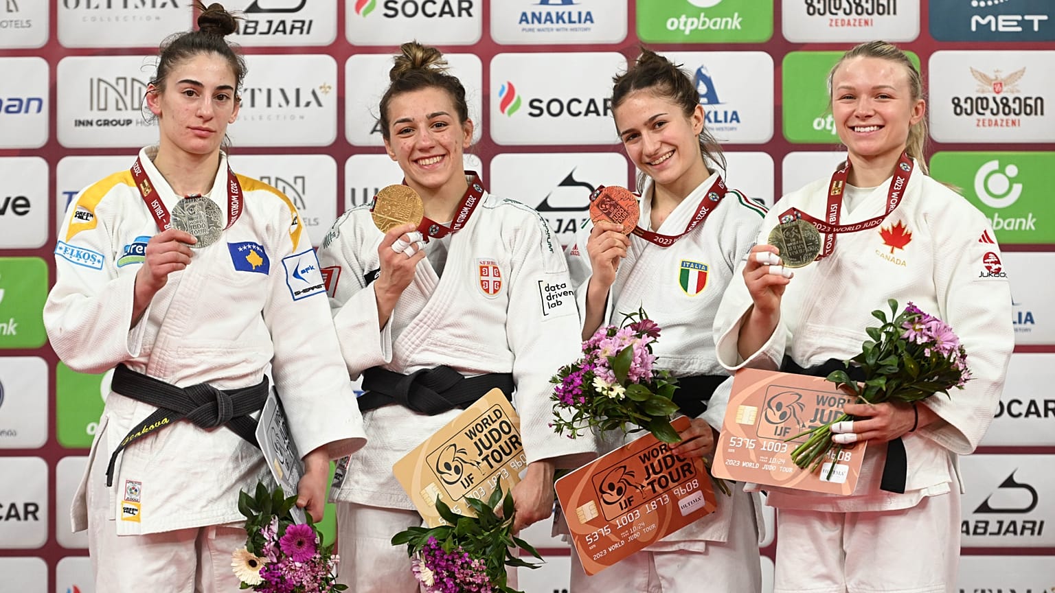 Las medallistas de menos de 57 posan con sus preseas en el primer día de competición