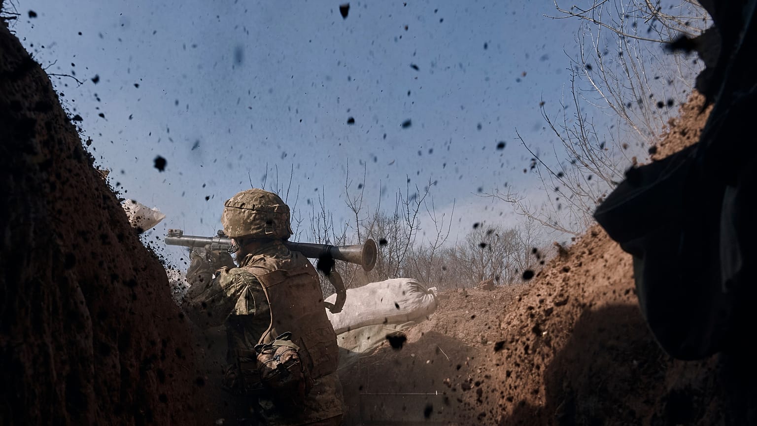Ein ukrainischer Soldat bei Bachmut am 24. März 2023