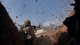 Ein ukrainischer Soldat bei Bachmut am 24. März 2023