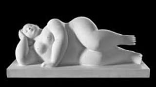 Escultura yacente de Fernando Botero presentada en su retrospectiva en Valencia, España