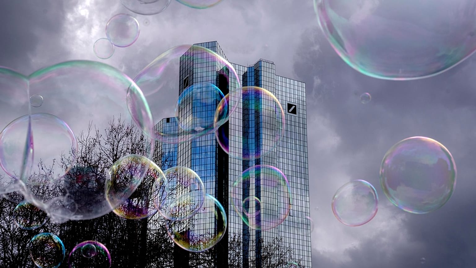 A Deutsche Bank központja Frankfurtban, Németországban, 2023. március 24-én