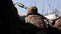 یک سرباز اوکراینی در نزدیکی باهموت اوکراین، ۲۴ مارس ۲۰۲۳