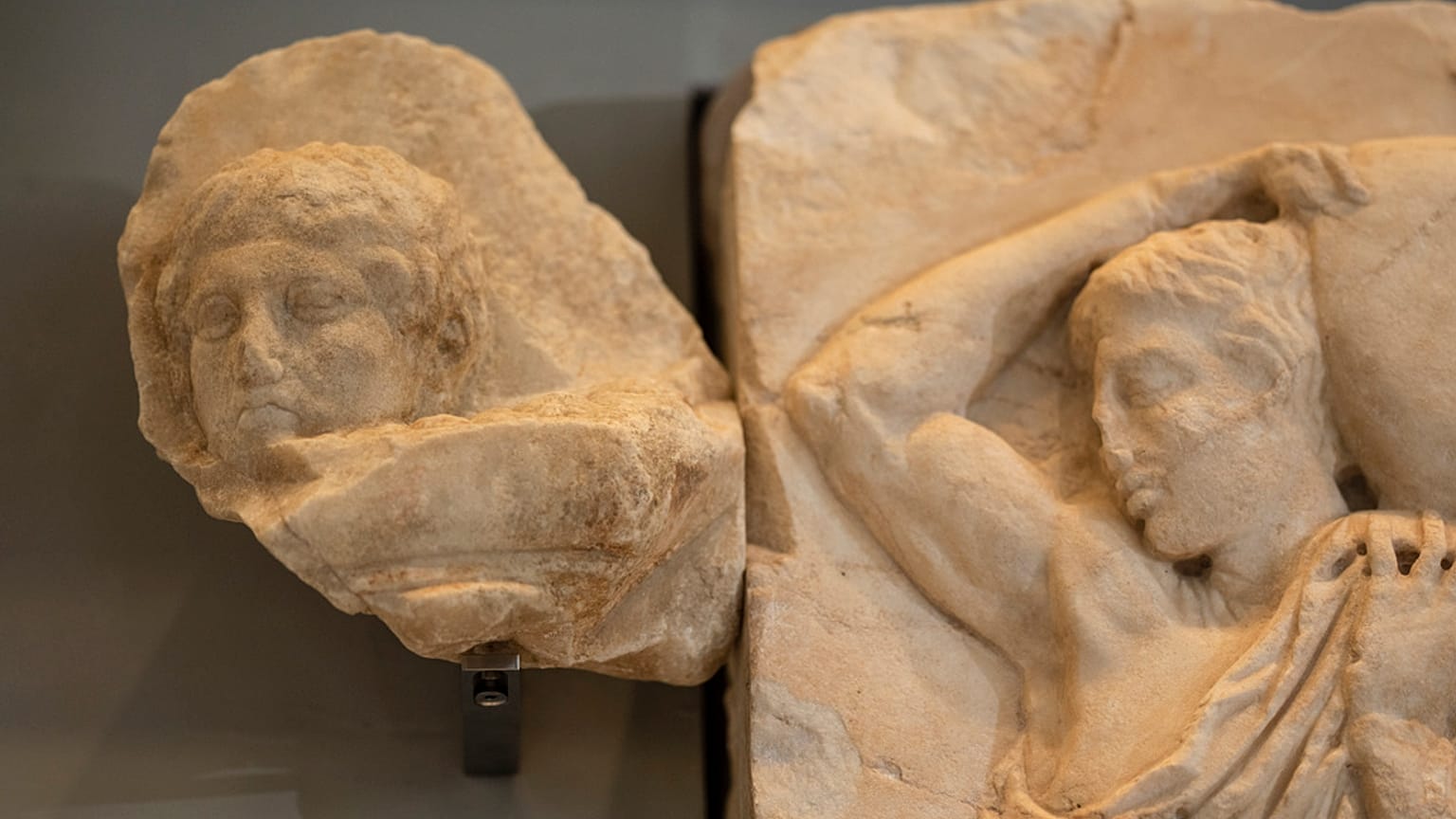 Το θραύσμα που επεστράφη από τα μουσεία του Βατικανού