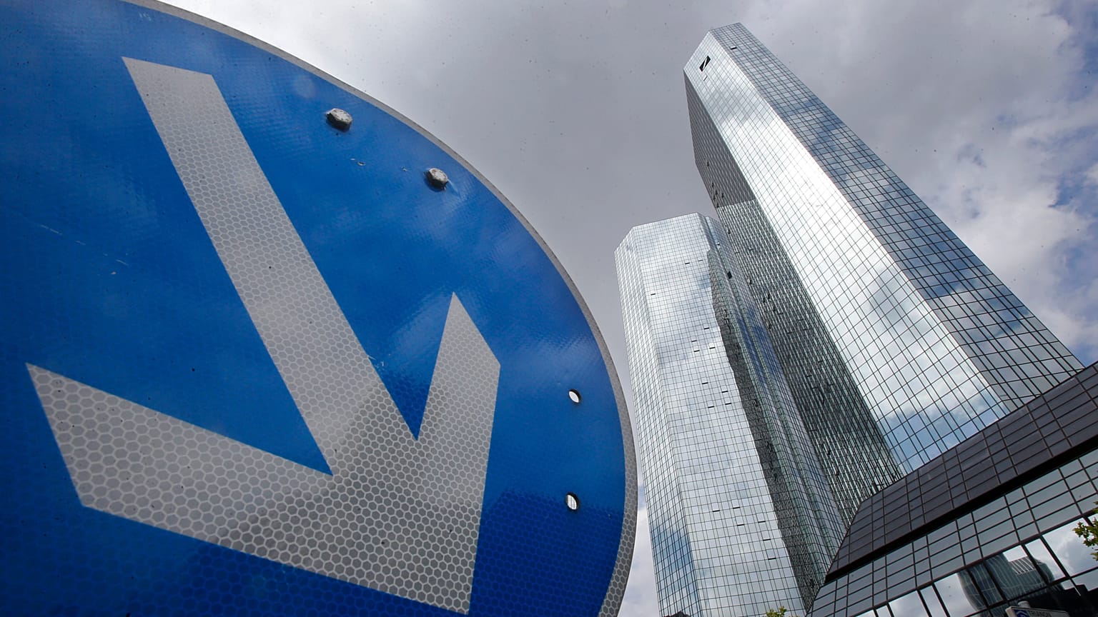 En esta foto de archivo del 9 de junio de 2015, la sede del Deutsche Bank es fotografiada en Frankfurt, Alemania. (ARCHIVO).