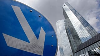 En esta foto de archivo del 9 de junio de 2015, la sede del Deutsche Bank es fotografiada en Frankfurt, Alemania. (ARCHIVO).