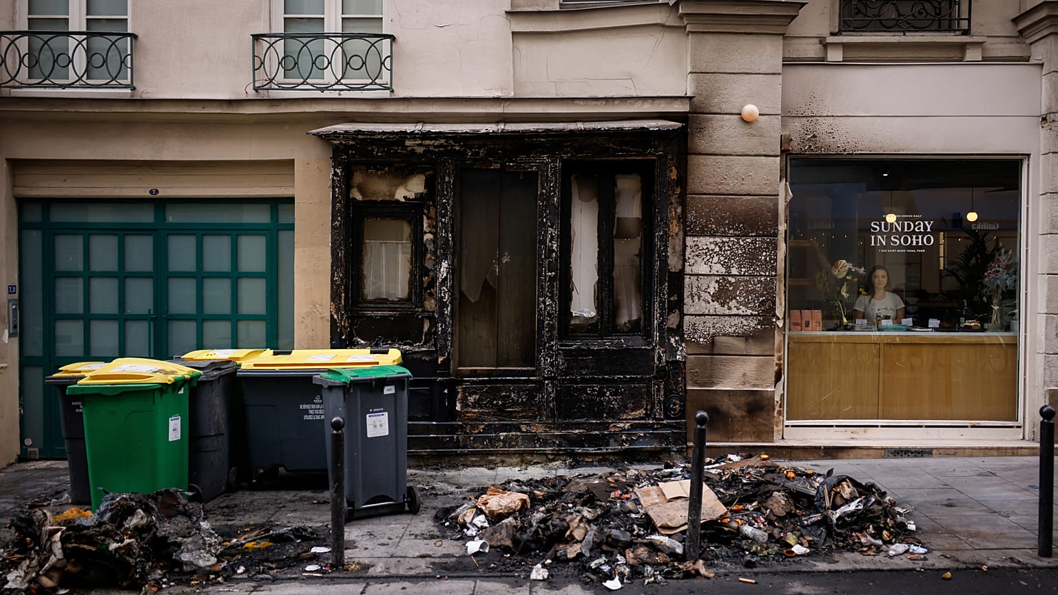 La manifestación de este jueves contra la reforma de las pensiones en París se vio empañada por la destrucción de mobiliario urbano y de escaparates comerciales.