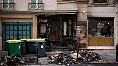 La manifestación de este jueves contra la reforma de las pensiones en París se vio empañada por la destrucción de mobiliario urbano y de escaparates comerciales.