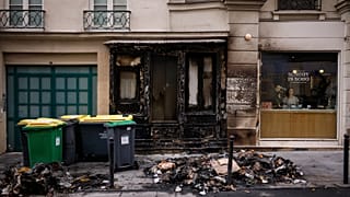 La manifestación de este jueves contra la reforma de las pensiones en París se vio empañada por la destrucción de mobiliario urbano y de escaparates comerciales.