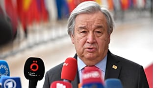 أنطونيو غوتيريش يتحدث مع وسائل الإعلام أثناء وصوله لحضور قمة الاتحاد الأوروبي في مبنى المجلس الأوروبي في بروكسل، 23 مارس 2023