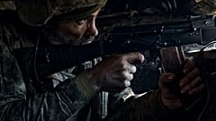A 28. brigád egyik ukrán katonája a Donyecki területen lévő Bakhmut közelében, Ukrajnában