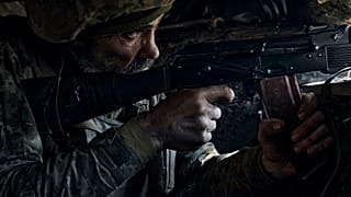 A 28. brigád egyik ukrán katonája a Donyecki területen lévő Bakhmut közelében, Ukrajnában