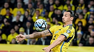 زلاتان إبراهيموفيتش خلال مباراة التصفيات المؤهلة لنهائيات كأس الأمم الأوروبية 2024 في ملعب فريندز أرينا في ستوكهولم، 24 مارس 2023 